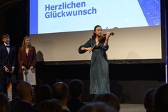 Miranda Wilson có 3 đam mê lớn - cầu lông, violin và môi trường