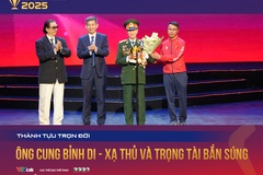 Cúp Chiến thắng 2025: Xúc động chuyện cụ ông tuổi 70 còn học tiếng Anh để cống hiến trọn đời cho bắn súng