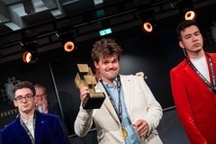 Cú sốc 2,6 tỷ đồng tại cờ vua World Freestyle Chess 2026: Magnus Carlsen "lật kèo" từ cửa tử và bài học về tâm lý chiến