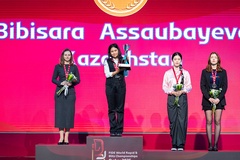 Mỹ nhân cờ vua Bibisara Assaubayeva lập kỳ tích: 3 lần vô địch thế giới ở tuổi 21, bỏ túi hơn 1,2 tỷ đồng