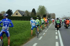 Các tay đua xe đạp Tour de France đi vệ sinh như thế nào?