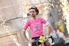 Ben Healy thắng chặng 6 cuộc đua xe đạp Tour de France 2025, khi Van der Poel đoạt lại Áo vàng từ Pogacar