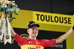 Jonas Abrahamsen thắng chặng 11, khi Tadej Pogacar thoát hiểm sau vụ tai nạn tại cuộc đua xe đạp Tour de France 2025