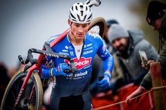 Van der Poel thống trị đua xe đạp địa hình năm 2025: Khi chiến thắng trở thành... thói quen nhàm chán