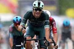 Jonathan Milan thắng chặng 17 cuộc đua xe đạp Tour de France 2025 bằng nước rút trên đường ướt