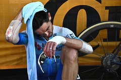 Kết quả xe đạp Tour de France 23/7: Tay đua kỳ cựu bị môtô dẫn đường ép tông xe hơi