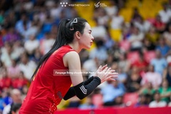 Lê Thanh Thúy (Bóng chuyền) và Lê Minh Thuận (Karate) vinh dự cầm cờ cho Đoàn Thể Thao Việt Nam tại SEA Games 33