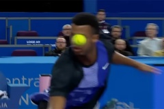 Hy hữu làng quần vợt: Tay vợt giao bóng nhanh bỏ cuộc vì tự đánh bóng trúng mắt mình