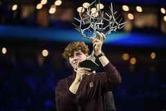 Jannik Sinner đánh bại Auger-Aliassime để vô địch Paris Masters và đòi lại vị trí số 1 quần vợt đơn nam thế giới