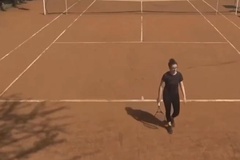 Giải quần vợt quốc tế nhỏ bé ở Kenya bỗng dưng nổi tiếng do trao suất đặc cách cho tay vợt đánh như mới biết chơi