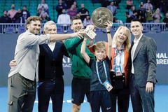 Novak Djokovic giành ngôi vô địch đầy kịch tính để lập các kỷ lục quần vợt và vượt Roger Federer