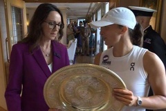 Vì sao Iga Swiatek buộc phải trả lại cúp quần vợt Wimbledon sau khi đánh bại Amanda Anisimova?