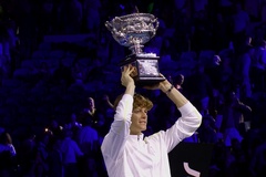 Jannik Sinner nhanh chóng sánh ngang Nadal và chỉ còn kém Djokovic với Federer ở hạng mục quần vợt nào?