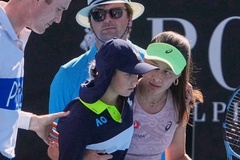 Tay vợt Zeynep Sonmez trở thành người được hâm mộ nhất ở giải quần vợt Úc mở rộng sau khi giúp đỡ cô bé nhặt bóng