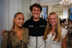 "Anh trai nhà người ta": Những món quà triệu đô bằng tiền thưởng quần vợt