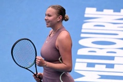 Amanda Anisimova đánh bại Wang Xinyu để tiến vào tứ kết giải quần vợt Úc mở rộng gặp đồng hương Jessica Pegula