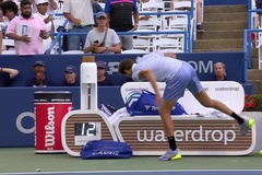 Daniil Medvedev đập vỡ chai nước và ném vợt sau trận thua Corentin Moutet ở giải quần vợt Washington Open