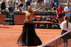 Giải quần vợt Pháp Mở rộng 2026: Naomi Osaka gây chú ý bằng trang phục đính kim sa trước khi vào vòng 2
