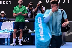 May mắn thắng nhờ đối thủ chấn thương, Djokovic vào bán kết quần vợt Úc mở rộng và phá kỷ lục của Federer