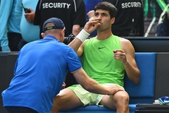 Zverev nổi đóa, tố Alcaraz "chơi chiêu" để thắng trận bán kết dài nhất tại giải quần vợt Australian Open 2026