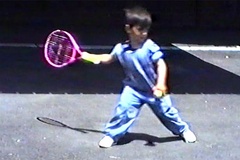 Vô địch Wimbledon lần thứ 7: Djokovic khởi đầu với chiếc vợt tennis màu hồng, vì sao?