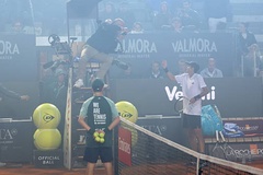 Quần vợt Italian Open 2026: Trận tứ kết giữa Luciano Darderi và Rafael Jodar bị gián đoạn vì khói pháo hoa