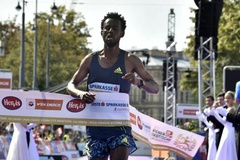 VĐV chạy marathon mất chức vô địch vì… đế giày