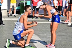 Cặp VĐV Slovakia cầu hôn nhau ngay trên vạch đích đi bộ 35km giải điền kinh thế giới 2023