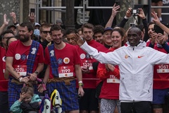 “Vua marathon” Eliud Kipchoge chạy 5km đếm ngược 1000 ngày tới Olympic Paris 2024