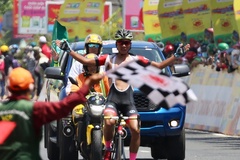 Nguyễn Tấn Hoài đòi lại áo xanh, tay đua Mông Cổ nhất chặng 17 giải xe đạp Cúp Truyền hình 2022