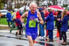 Cụ ông 73 tuổi lập kỷ lục thế giới chạy 50km