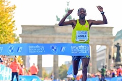 Chàng trai “cò hương” vô địch, Berlin Marathon 2021 không có kỷ lục thế giới