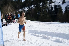 Người đàn ông phá kỷ lục thế giới chạy bán marathon chân trần trên tuyết
