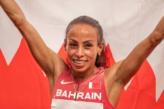 Á quân Olympic Tokyo phá kỷ lục thế giới chạy 10km nữ