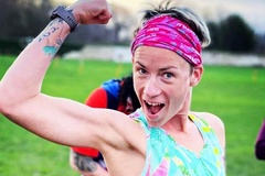 Cô gái lập kỷ lục thế giới chạy 106 marathon 106 ngày liên tiếp dù rạn xương đầu gối