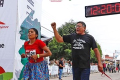 Cô gái “đứng bục” giải siêu marathon đường mòn, chạy 100km với dép mỏng tự chế