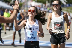 Cô gái giành HCĐ marathon Olympic Tokyo cố tình chạy cuối một cuộc thi vì lý do đặc biệt