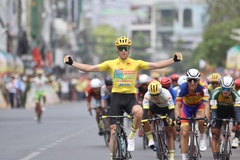 Thắng chặng thứ 10, Petr Rikunov “chạm một tay” vào áo vàng giải xe đạp HTV Cup 2023
