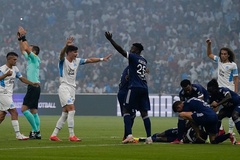 Tiền đạo của Bordeaux gục ngã trong trận gặp Marseille tại Ligue 1