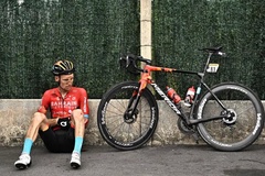 Áo vàng Wout van Aert va chạm với ô tô, chặng 5 Tour de France 2022 diễn ra “hỗn loạn”