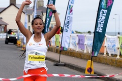 Cô gái Ethiopia phá sâu kỷ lục thế giới chạy bán marathon
