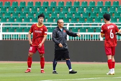 Biểu cảm đối lập của HLV Park Hang Seo và các cầu thủ ĐTVN trong buổi tập đầu tiên
