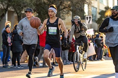 Chàng trai lập kỷ lục thế giới vừa chạy 21km vừa đập bóng rổ