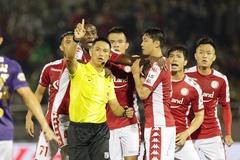 Trọng tài tiếp tục gây tranh cãi, Hà Nội FC thắng dễ TP.HCM