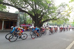 Tuyển thủ SEA Games 31 Quàng Văn Cường “xé áo vàng” chặng đua xe đạp quanh Hồ Gươm