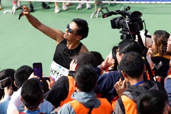 Kỷ lục gia marathon Hoàng Nguyên Thanh khoe khoảnh khắc chung khung hình với tài tử Châu Nhuận Phát