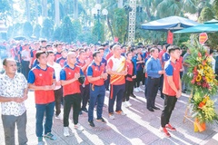 Nguyễn Thị Oanh và 200 VĐV, HLV thể thao Việt Nam dâng hương tưởng nhớ các anh hùng, liệt sĩ trước ASIAD 19
