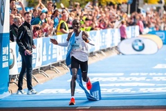 Chờ Eliud Kipchoge phá kỷ lục thế giới chạy 42,195km tại Berlin Marathon 2022