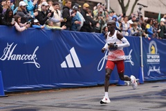 “Vua marathon” Eliud Kipchoge nhận thất bại thứ ba trong suổt 10 năm chạy 42km