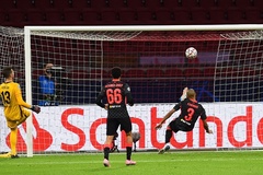 Hậu vệ bất đắc dĩ của Liverpool giải vây ngoạn mục trước Ajax